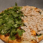 東灯 - スパイシーキーマと緑の野菜とヤギのチーズのピザ(ハーフ)、サーモンとオリーブとマッシュルームなどのピザ(ハーフ)