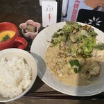 猫喫茶 ネコブ - カレー風味ハニーチキンマスタード、ナスの味噌和え、ジャーマンポテト、にんじんポタージュ