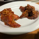 焼肉やっちゃん - タレ焼き(ともにハーフ) 左:上バラ 右:上ハラミ