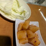 焼肉やっちゃん - キャベツ盛りとカクテキ