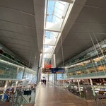 7-ELEVEN - 空港入国後だとここを降りて進んだところ(駅側)と戻ったところ(空港側)に2店舗ずつあり戻ったとこの方が品揃えが多い印象(写真なく)