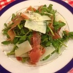 横浜ボンベイ - 生ハムとルッコラのサラダ
