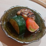 温石 - 箸休めの炭火焼き。ズッキーニとトマト