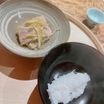 温石 - ご飯は新生姜の混ぜご飯。奥は焼津の定置網にかかった本鮪のシャブシャブです。ネギマ仕立てでご飯のお供に