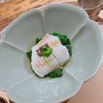 温石 - カマスの蒸し物。モロヘイヤの上にちょこんと乗っかります。トッピングはタタキ葱