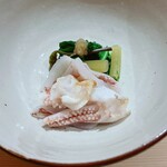 温石 - 遠火で軽く熱を加えたジンドウイカ。名残りかな？付け添えはルッコラ、蕗、蕨。それらを玉葱餡がまとめます