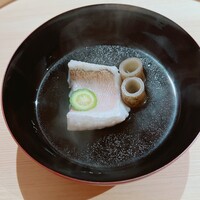 温石 - 焼津産の白甘鯛。管ごぼうで見通し良く。庭の温石の森から摘んだ小さな柚子の香りが心地良い