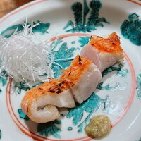 温石 - 金目鯛の炭火焼き。薬味は実山椒醤油です