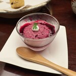 はん亭 - ビーツのムース。塩味と酸味の両方が効いてて美味しかった。