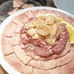 焼肉 静龍苑 - タン塩、塩ハラミ、ミノ塩②