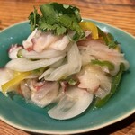 マヌエル タスカ ド ターリョ - タコと玉ねぎのマリネ800円、これは割とあるあるな感じの前菜、ビールやワインにもよく合う。