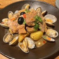 マヌエル タスカ ド ターリョ 丸の内店 - 豚肉とアサリのアレンテージョ風炒め煮2300円税込、以下内税表記、肉と魚介のハーモニー、旨味がギュッと凝縮されている。