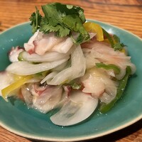 マヌエル タスカ ド ターリョ 丸の内店 - タコと玉ねぎのマリネ800円、これは割とあるあるな感じの前菜、ビールやワインにもよく合う。