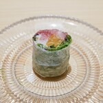 鮨 めい乃 - まぐろとハーブの生春巻き