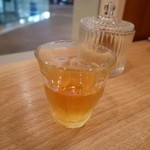 お冷代わりの冷たいフレーバーティー