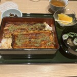 神田きくかわ - 果物を娘と交換、うなぎに山椒をかける