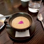 ル・プリスティン レストラン 東京 - スープ　目の前で注いで仕上げてくれる