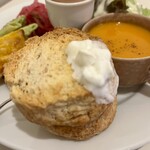 カフェ リヒト - 生クリーム➕ハチミツを合わせたものをつけて頂く