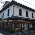 油屋 - 立派な建物の側面が油屋さんの入口。