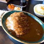 Aburaya - 油屋名物「カツカレー」（880円）。かなり香ばしくてスパイシーな大人カレー。ウマイす。