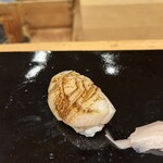 鮨 熊 - 炙りホタテ