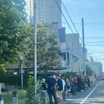 ヌードル＆スパイスカレー 今日の1番 - 開店20分前に一度来ましたが20人以上並んでました！