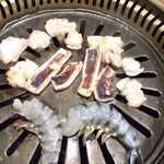 ホルモン・イカ・エビです。