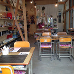 レン - 学校の机と椅子が懐かしい