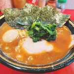 家系総本山 吉村家 - 醤油がキリッとしたスープが美味しいです！