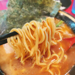 家系総本山 吉村家 - モチモチの中太麺！