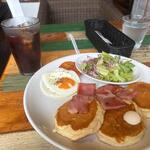 コナズ珈琲 - 料理写真:暫く待つと注文したベーコン＆エッグパンケーキとコーヒーのセット１８０４円の出来上がりです。