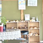 ほっこりハウス - ラヴィアンローズベーカリーさんのパンも販売されてます。