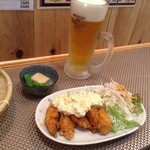 とりあん - チキン南蛮と生ビール、左は砂ずり