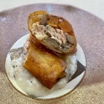 酒の和 幸多 - 新潟郷土料理ののっぺ汁を春巻きにして、里芋クリームソースをまとわせた一品。パリッと齧ると、根菜がゴロゴロ。鮭がほろっと崩れる。トロリとしたクリームとパリパリ食感のギャップもたのしい