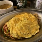 ハヤシ屋中野荘 - ナポリタン(オニオンスープ付き)(750円)+トッピングフワトロオムレツ(200円)、ハイネケン(400円)
