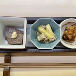 酒の和 幸多 - 右は栃尾揚げの鯖味噌焼き。ビックリするほどサクサクで美味しい。左は四万十麦酒牛の山ワサビのせ。お肉が柔らかく、噛むと肉汁と脂の旨みがジュワッと出てくる。味覚なくても甘いとわかる