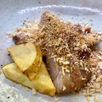 酒の和 幸多 - 雪室熟成豚のタレカツ風。タレに漬け込んだ豚肉はしっとり柔らかで、焼き豚みたいな感じ。揚げニンニクとココナッツをまぶしたちょっと南国っぽい金沙粉も、食感がいい