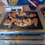 又兵衛 - ミックスホルモン焼き中