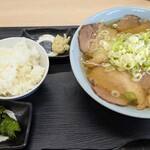 ニューラーメンセンターりゅうちゃん - チャーシュー麺　ご飯