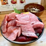 天然本マグロ専門店 司 - マグロ最強丼　中トロがぽぽ隠れています！
