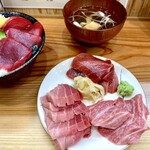 天然本マグロ専門店 司 - 小皿に取り分けて頂きました。何切れか食べた後。大トロ4切れ、中トロ・赤身・漬けがそれぞれ6枚