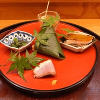 日本料理 太月 - 八寸： 　北海道のワタリガニ、たたきオクラ、トキシラズの押し寿司、自家製カラスミ、キスの傘帽子、伏見唐辛子の焼き浸し、合鴨のロース