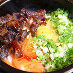 Senriki - 石焼ピリ辛ビビンバ　980円　甘辛く煮たスジ肉が美味しい