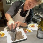 Giovanni - トリュフ削り中