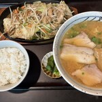 海峡ラーメン - ホルモン焼セット（しょうゆラーメン→みそラーメン、ご飯少なめ、960円）　