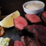 ギュータンベロンチョ - 厚切り牛タンと薄切り牛タンセット