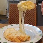 GOLDEN CROWN - 伸びすぎるチーズナン