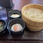 丸亀製麺  スーパービバホーム豊洲店 - おつゆにはワカメ、ネギ、胡麻を大量投入！健康。
