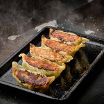 大衆酒場 陸丸 - 肉餃子、野菜餃子、黒豚餃子、エビ餃子、ニンニクマシマシ餃子、九条ネギ餃子と色々楽しめます。