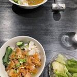 ハオツァイ - 【手前】薬膳ポークご飯とサラダ　【奥】薬膳キーマカレー